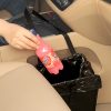 KMMOTORS Cubo de basura colgante plegable para automóvil, cesto de basura para automóvil, cubo de basura para automóvil, cuero vegano y organizador de Apparel Oxford para automóvil, accesorios para automóvil (mediano, negro)