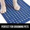 Gorilla Grip Alfombrilla de baño y ducha patentada, 35 x 16, lavable a máquina, alfombrillas de baño extragrandes con orificios de drenaje y ventosas para mantener el suelo limpio, suave para los pies, accesorios de baño, beige opaco - Imagen 8