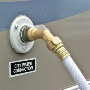Camco Codo de manguera de 45 grados: elimina el estrés y la tensión en los accesorios de manguera de entrada de agua de RV, latón macizo (22605) - Imagen 4