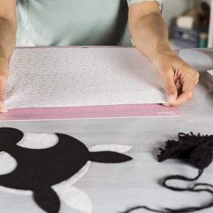 Alfombrilla de corte adhesiva Cricut FabricGrip de 12"x12" - Para Cricut Explore Air 2/Cricut Maker - Paquete de 3 - Imagen 3