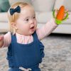 Infantino Lil' Nibble Teethers Carrot - Mordedor de silicona de textura suave para exploración sensorial y alivio de la dentición, con asas fáciles de sostener - Imagen 3
