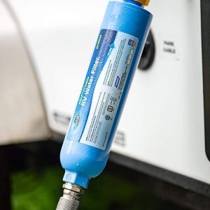 Camco 40043 TastePure RV/Filtro de agua marino con protector de manguera flexible | protege contra las bacterias | Reduce el mal sabor, los olores, el cloro y los sedimentos en el agua potable - Imagen 7