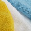 Amazon Basics Paños de limpieza de microfibra, no abrasivos, reutilizables y lavables, paquete de 24, 12 x 16 pulgadas, azul, blanco y amarillo - Imagen 2