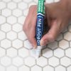 Bolígrafo para lechada Marcador de pintura para azulejos blanco: Rotulador sellador y colorante para lechada de azulejos a prueba de agua - Blanco, punta estrecha de 5 mm (7 ml) - Imagen 5