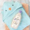 Aveeno Baby Calming Comfort Bath con relajantes aromas de lavanda y vainilla, fórmula hipoalergénica y sin desgarros, sin parabenos ni ftalatos, 18 onzas líquidas (paquete de 1) - Imagen 8