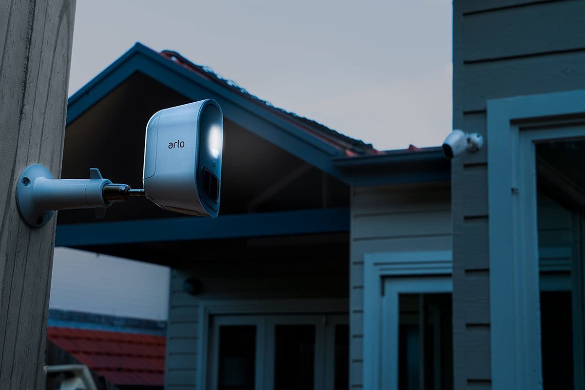 Arlo Netgear - Luz Inteligente Para Interior Y Exterior Sin