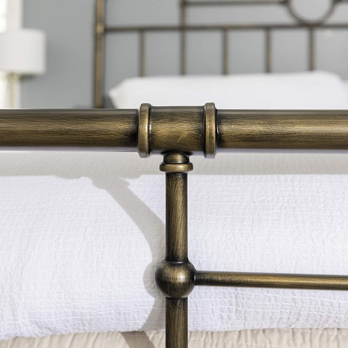 We Furniture - Cama De Metal Con Tubos De Bronce.